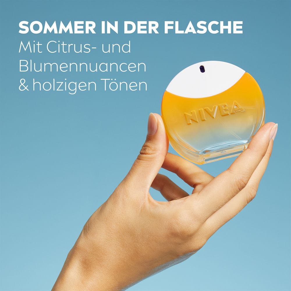 Une main tient un flacon NIVEA SUN Eau de Toilette avec des notes d'agrumes, florales et boisées.