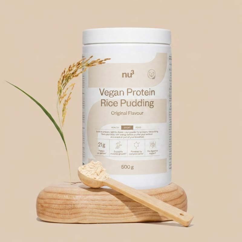 Pot de nu3 Vegan Protein Rice Pudding avec cuillère et épi de riz.
