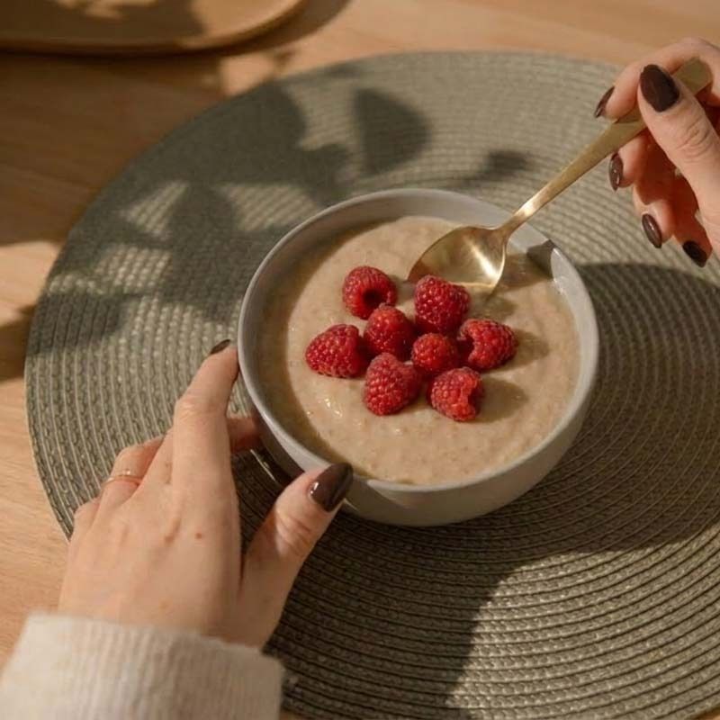 Bol de nu3 Vegan Protein Rice Pudding avec des framboises.