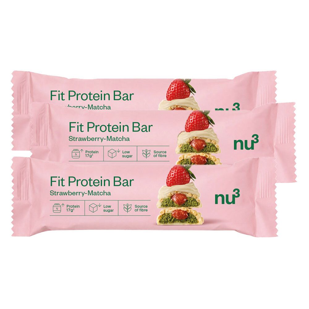 Trois barres protéinées nu3 Fit saveur Fraise-Matcha, emballées individuellement.