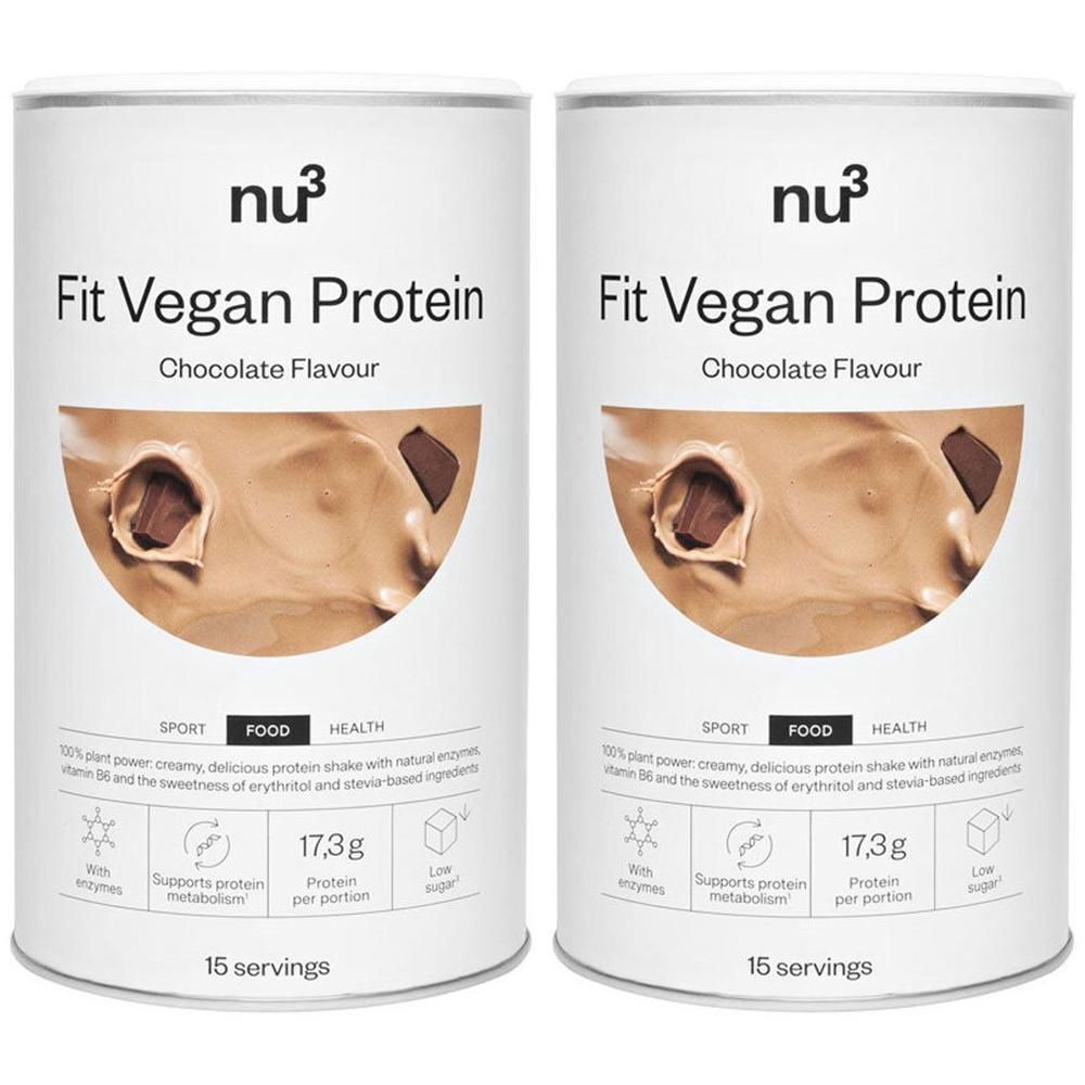 Deux boîtes de nu3 Fit Vegan Protein saveur chocolat. Chaque boîte montre un gros plan de morceaux de chocolat dans un shake crémeux.
