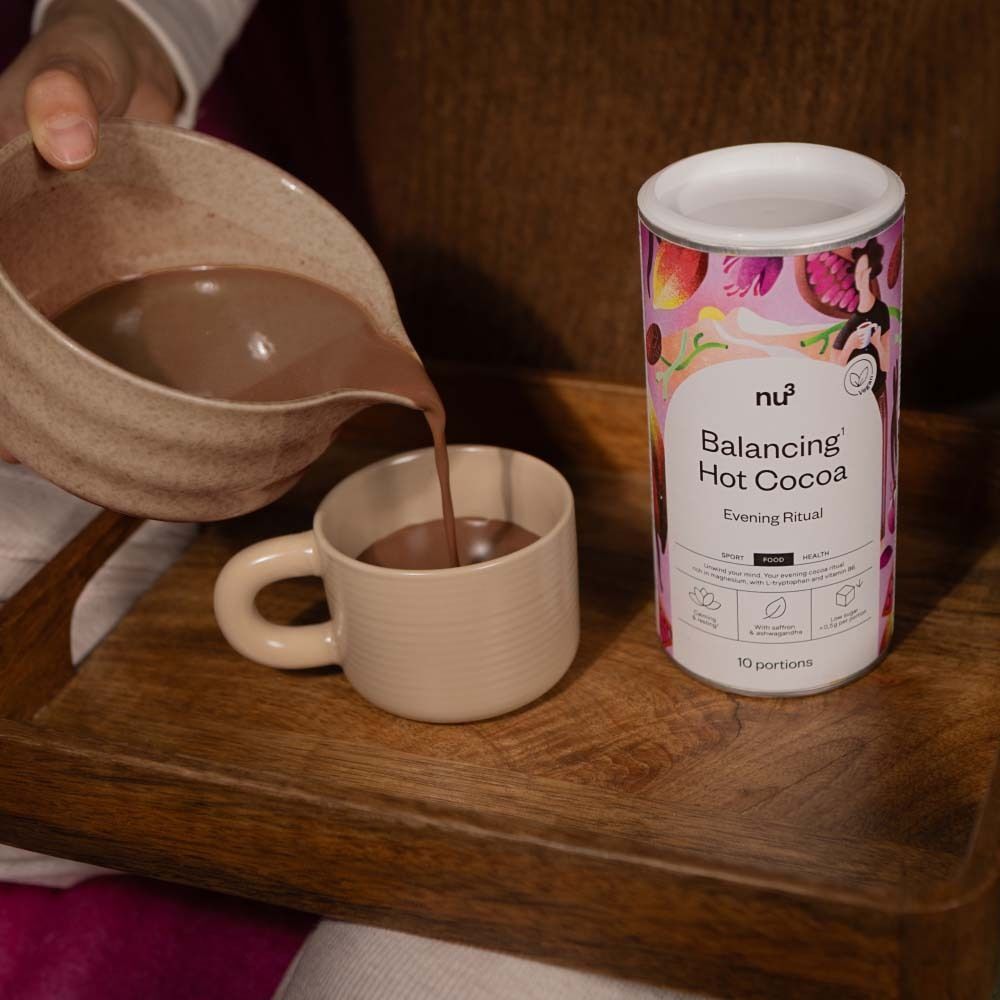 Préparation du nu3 Balancing Hot Cocoa : le cacao est versé dans une tasse.