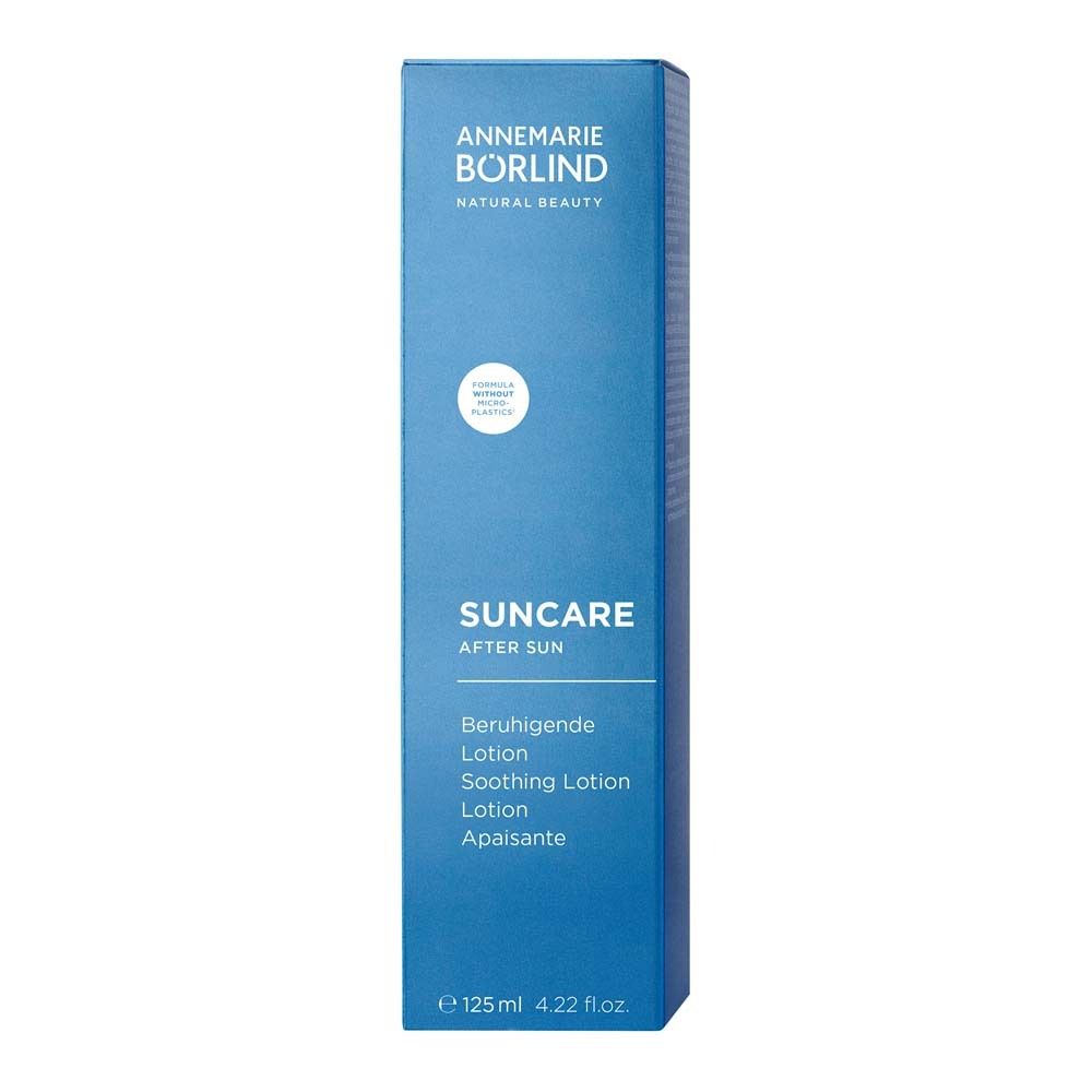 Emballage bleu avec inscription : SUNCare AFTER SUN. Texte en allemand, anglais et français. Fond blanc.