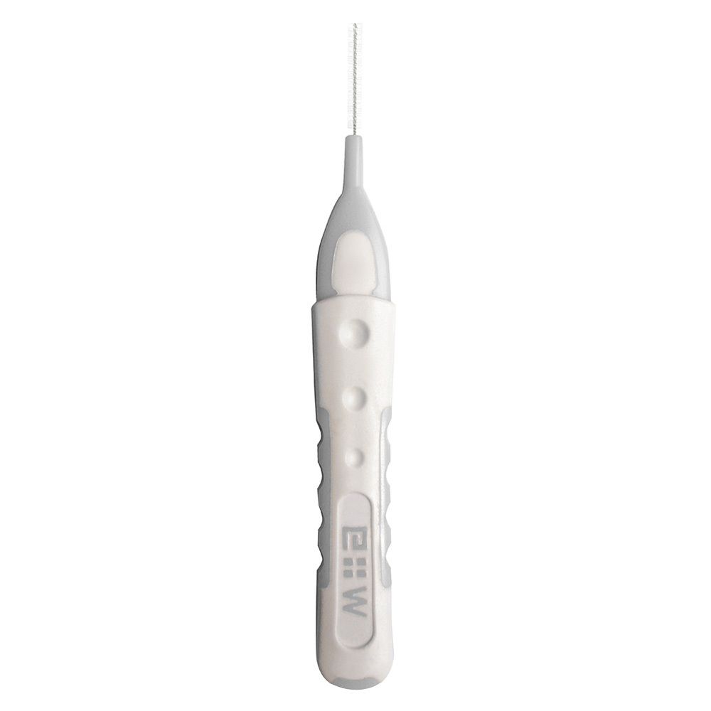 Brosse interdentaire blanche et grise. Soies à l'extrémité. Logo E:W sur le manche.