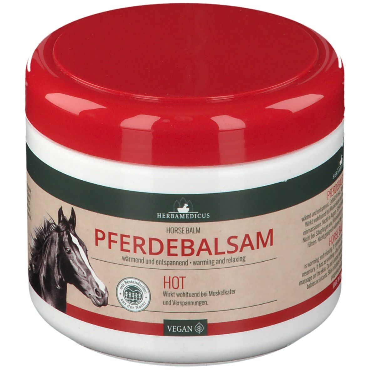 Pot blanc à couvercle rouge. Inscription : HERBAMEDICUS PFERDEBALSAM HOT. Logo végan. Image d'une tête de cheval.