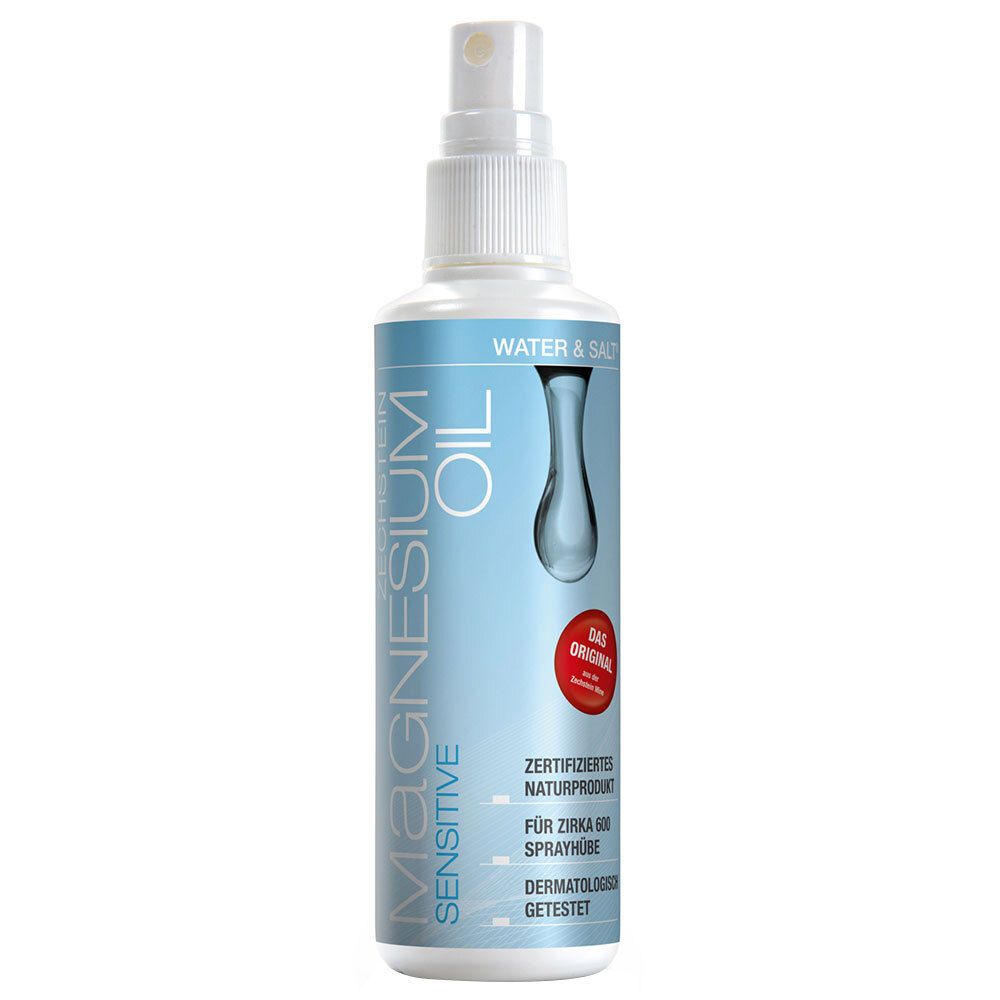 Flacon pulvérisateur blanc avec étiquette bleue. Texte: Magnesium Oil Sensitive, Water & Salt, produit naturel certifié. Cercle rouge: Das Original.