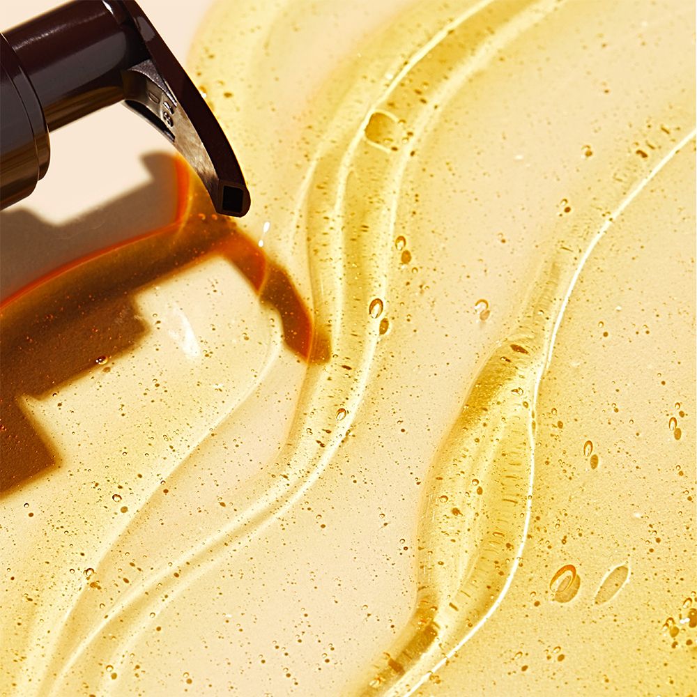 Liquide gélifié avec pompe. Couleur jaunâtre, en forme de vagues.