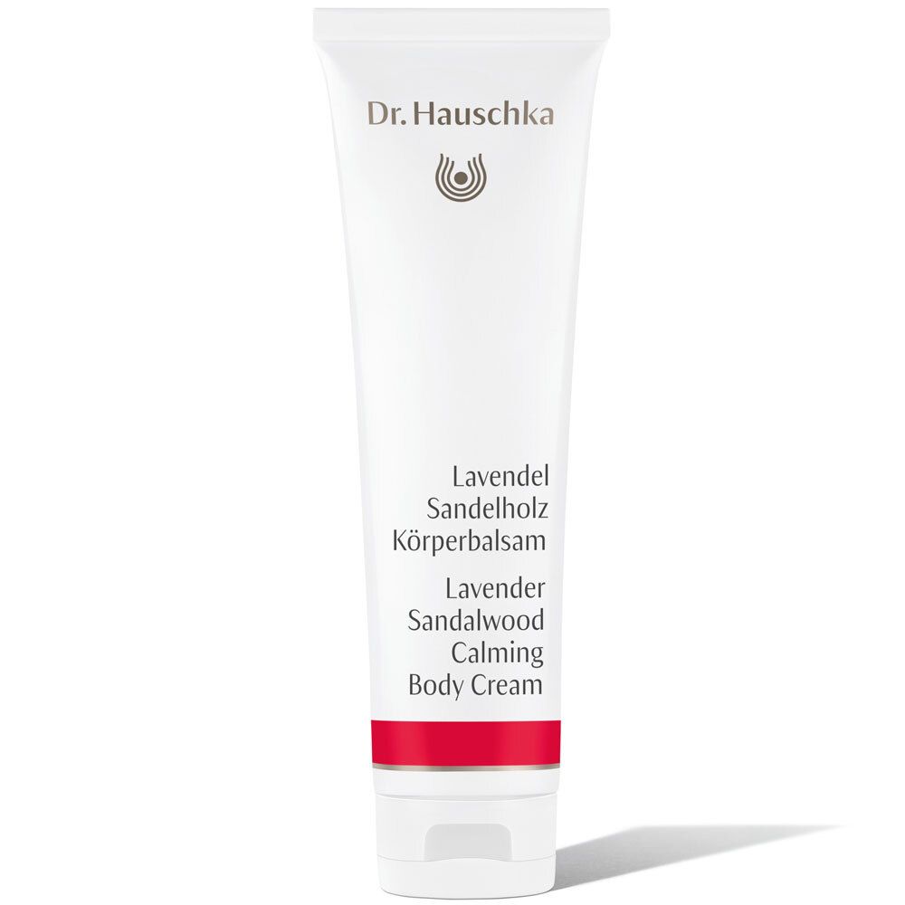 Tube blanche avec bande rouge. Inscription : Lavendel Sandelholz Körperbalsam, Lavender Sandalwood Calming Body Cream.
