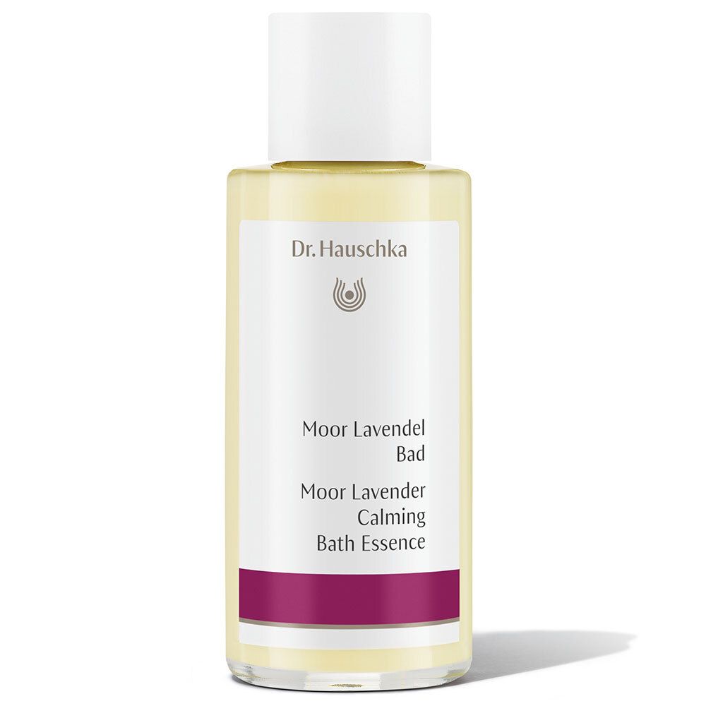 Flacon avec bouchon blanc. Inscription : Dr. Hauschka, Moor Lavendel Bad, Moor Lavender Calming Bath Essence. Bande rouge.