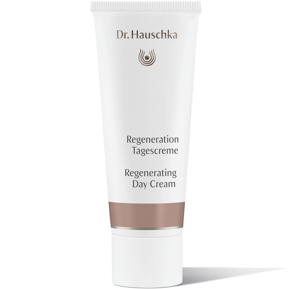 Tube de crème blanche avec bande marron. Inscription : Dr. Hauschka, Regeneration Tagescreme, Regenerating Day Cream.