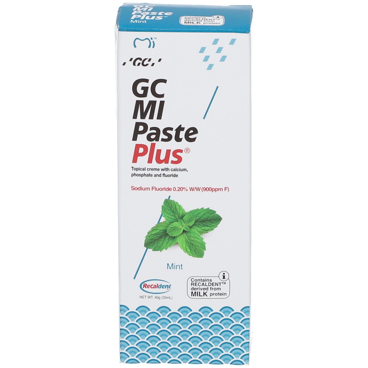 Boîte de dentifrice. Inscription: GC MI Paste Plus® Menthe. Contient calcium, phosphate et fluorure. Illustration de menthe.