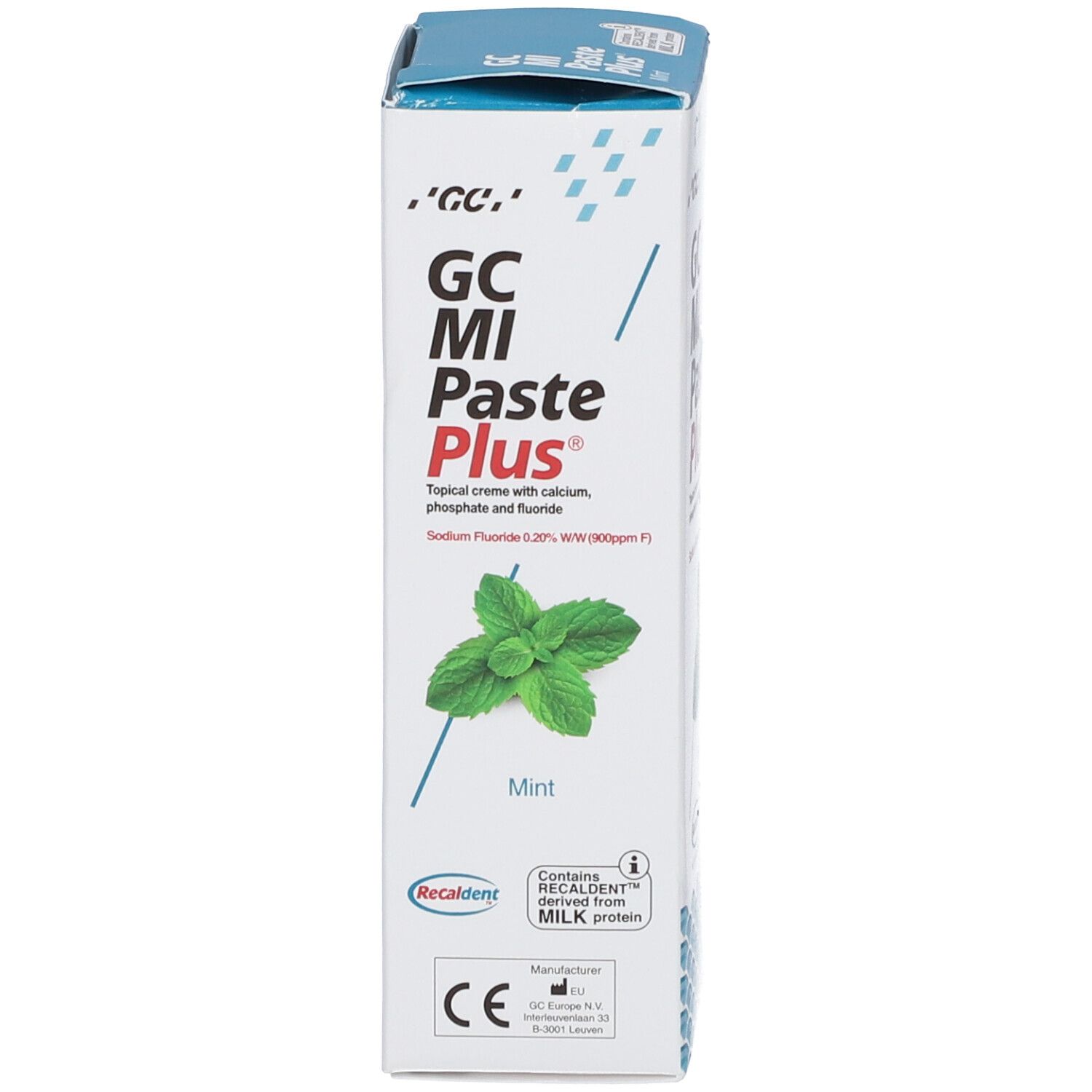Boîte de dentifrice. Inscription: GC MI Paste Plus® Menthe. Contient calcium, phosphate et fluorure. Illustration de menthe.