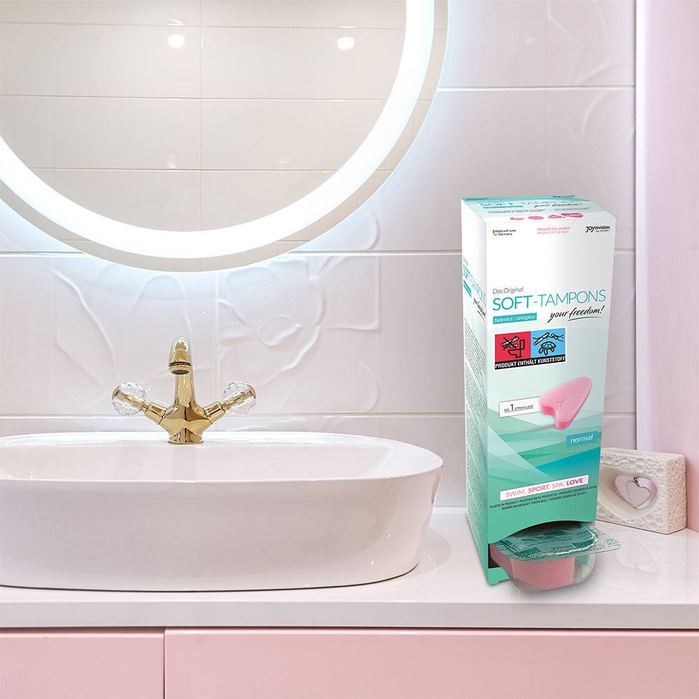 Soft Tampons Normal, emballage dans une salle de bain sur une coiffeuse.
