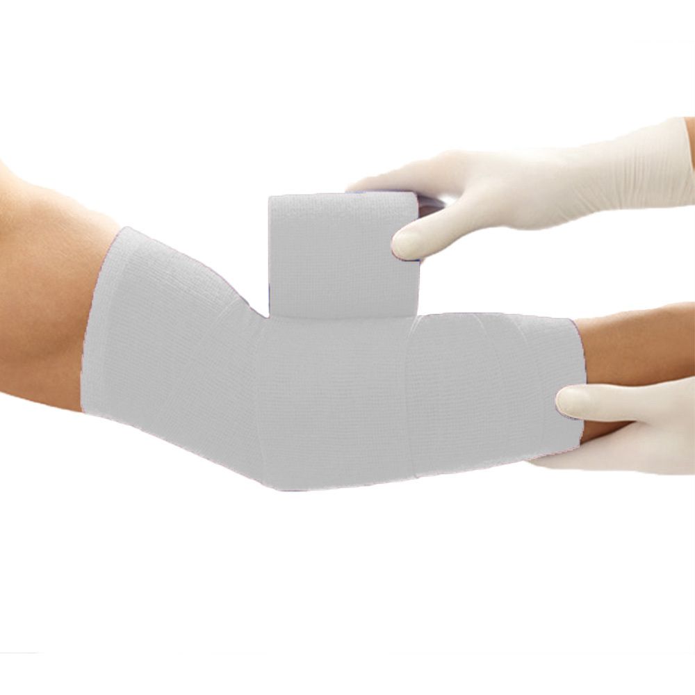 Bras bandé avec bandage blanc. Une autre rouleau est tenu par une personne portant des gants.