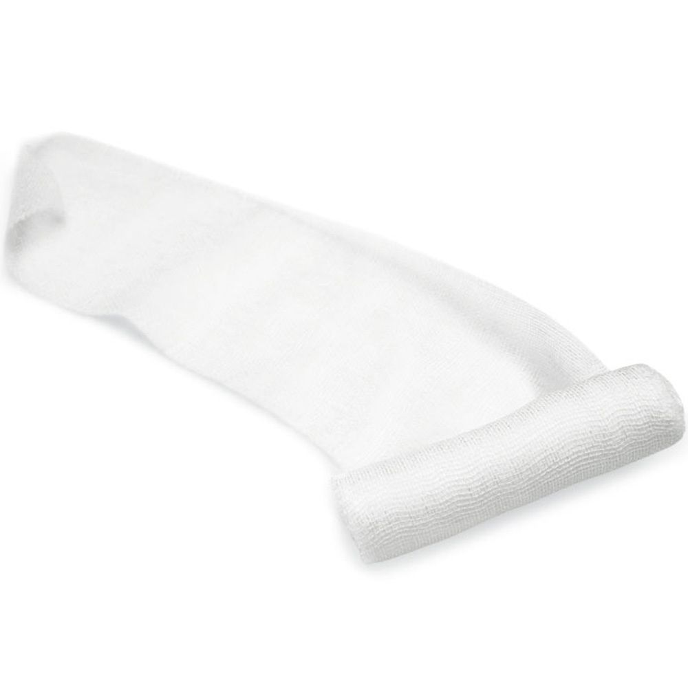 Bande de gaze blanche partiellement déroulée. Matériau tissé, extrémité roulée.