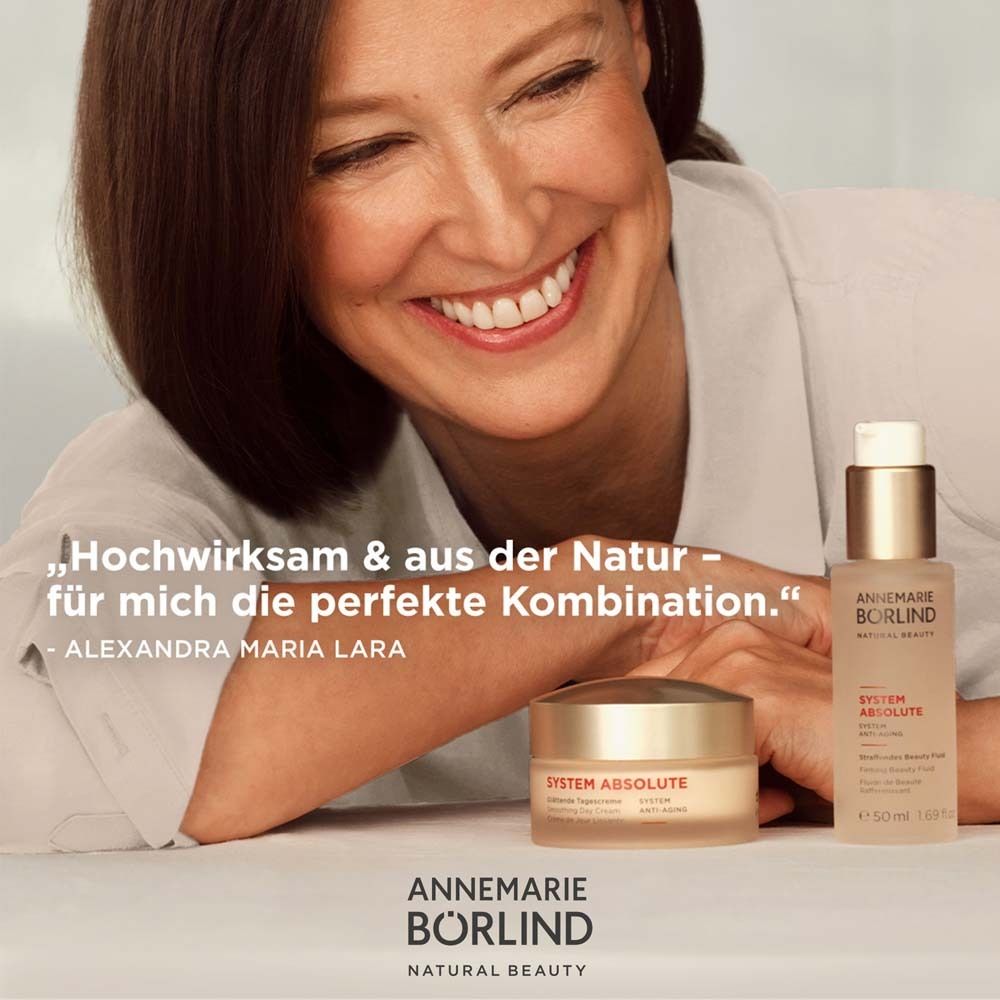 Femme souriante. Devant elle, deux crèmes. Inscription : ANNEMARIE BÖRLIND. Texte : Très efficace et issu de la nature - pour moi la combinaison parfaite.