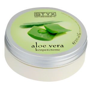 Pot rond à couvercle argenté. Sur le couvercle : logo STYX, feuilles d'aloe vera et texte. Produit : Crème corporelle à l'aloe vera.