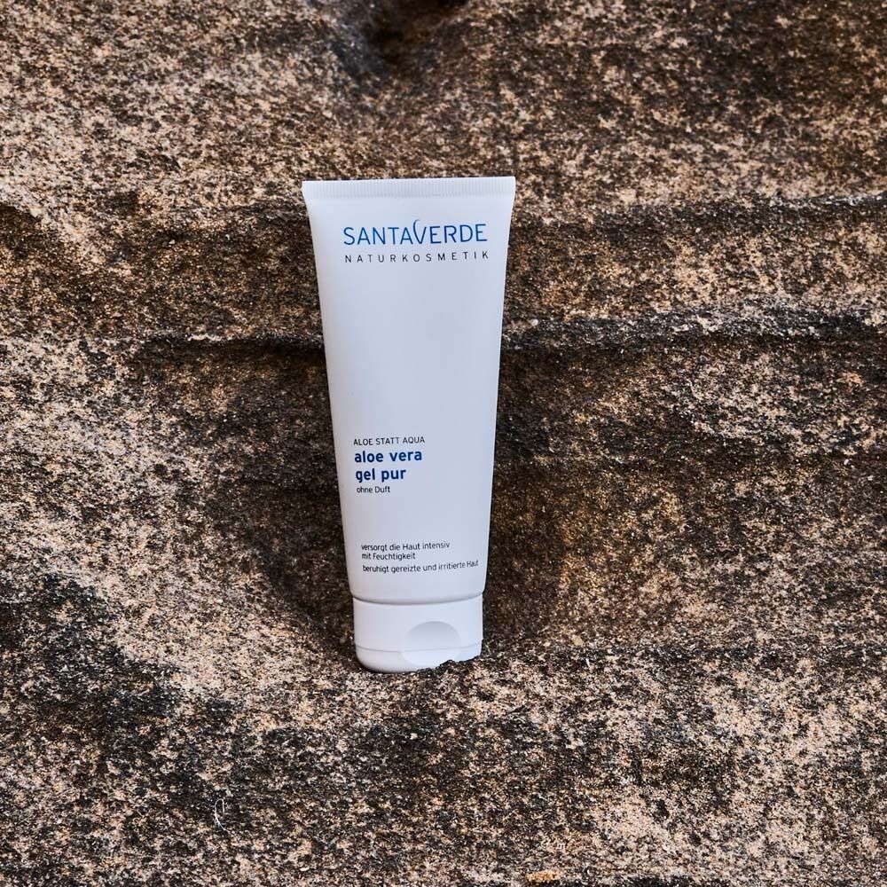 Tube blanc sur pierre. SANTAVERDE, aloe vera gel pur sans parfum. Inscription: aloe vera gel pur. Cosmétiques naturels.
