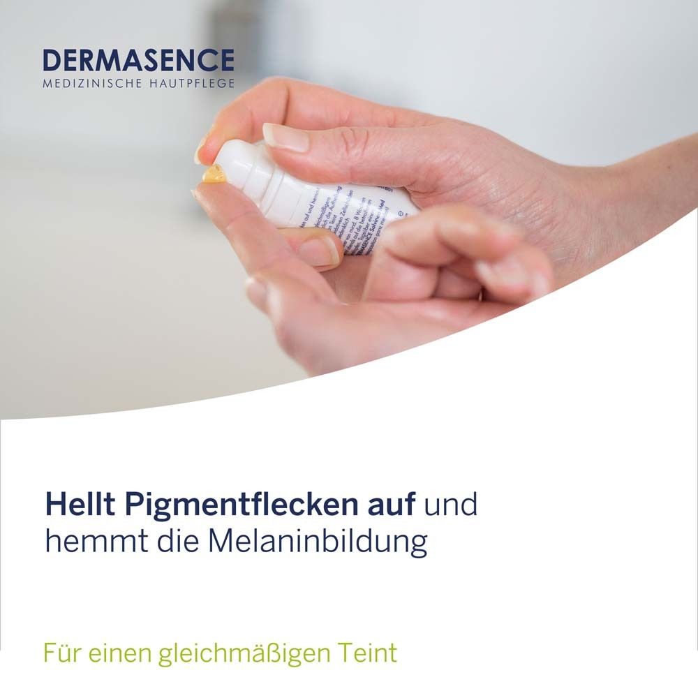 Mains tenant un flacon blanc de DERMASENCE MelaBlok. Application d'un liquide jaune.