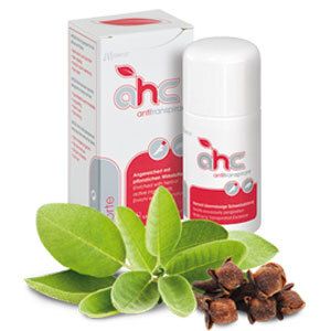 AHC forte antitranspirant blanc avec emballage, feuilles et clous de girofle. Produit et emballage avec accent rouge.