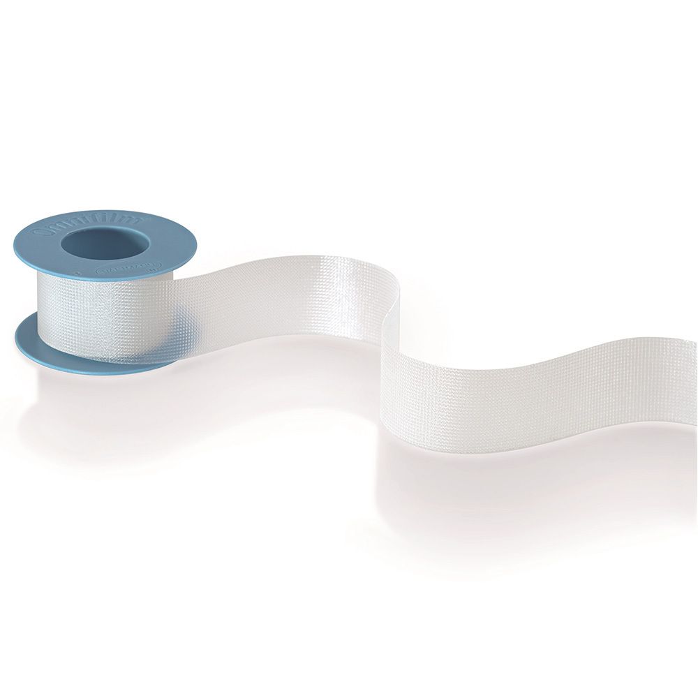 Rouleau de pansement Omnifilm®. Ruban adhésif blanc partiellement déroulé. Bobine bleue.