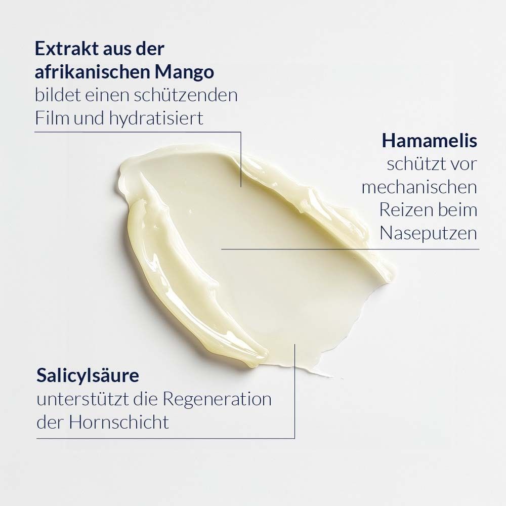 Gros plan d'une crème. Étiquetée avec les ingrédients : extrait de mangue, hamamélis, acide salicylique.
