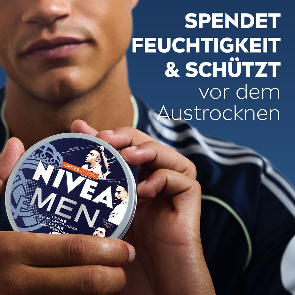 Un homme tenant une boîte NIVEA MEN Crème qui hydrate et protège du dessèchement.