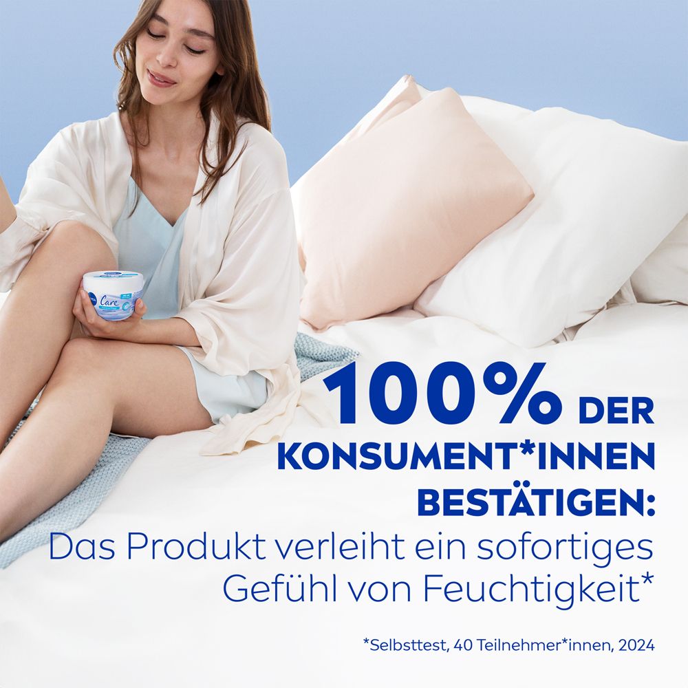Femme sur un lit avec un pot NIVEA Care. 100% des consommatrices confirment une sensation d'hydratation immédiate.