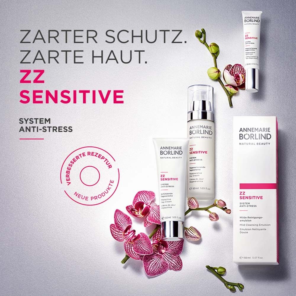 Arrangement de produits. Crèmes, fleurs, texte. Inscription: ZZ SENSITIVE, Zarter Schutz. Zarte Haut.