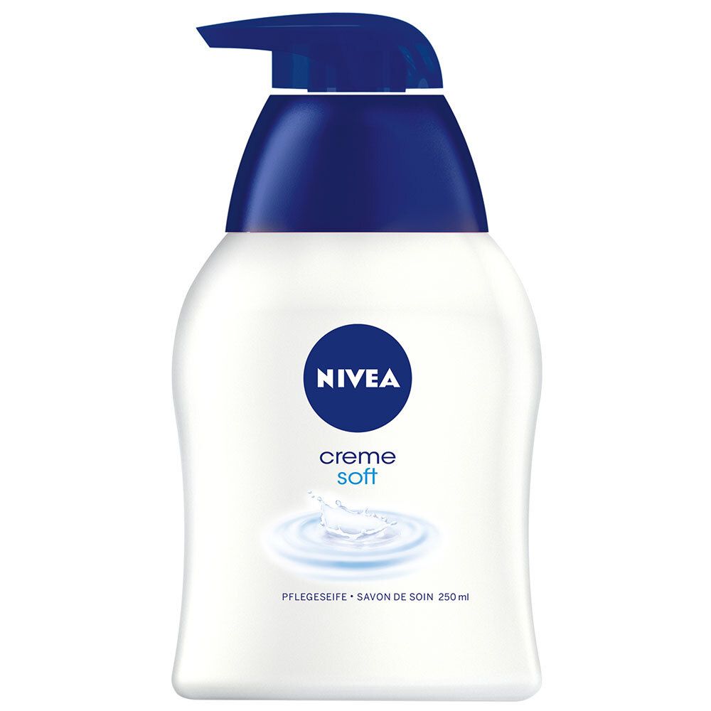 Savon liquide blanc avec pompe bleue. Logo NIVEA et texte "creme soft" sur le devant. Graphique de vagues.