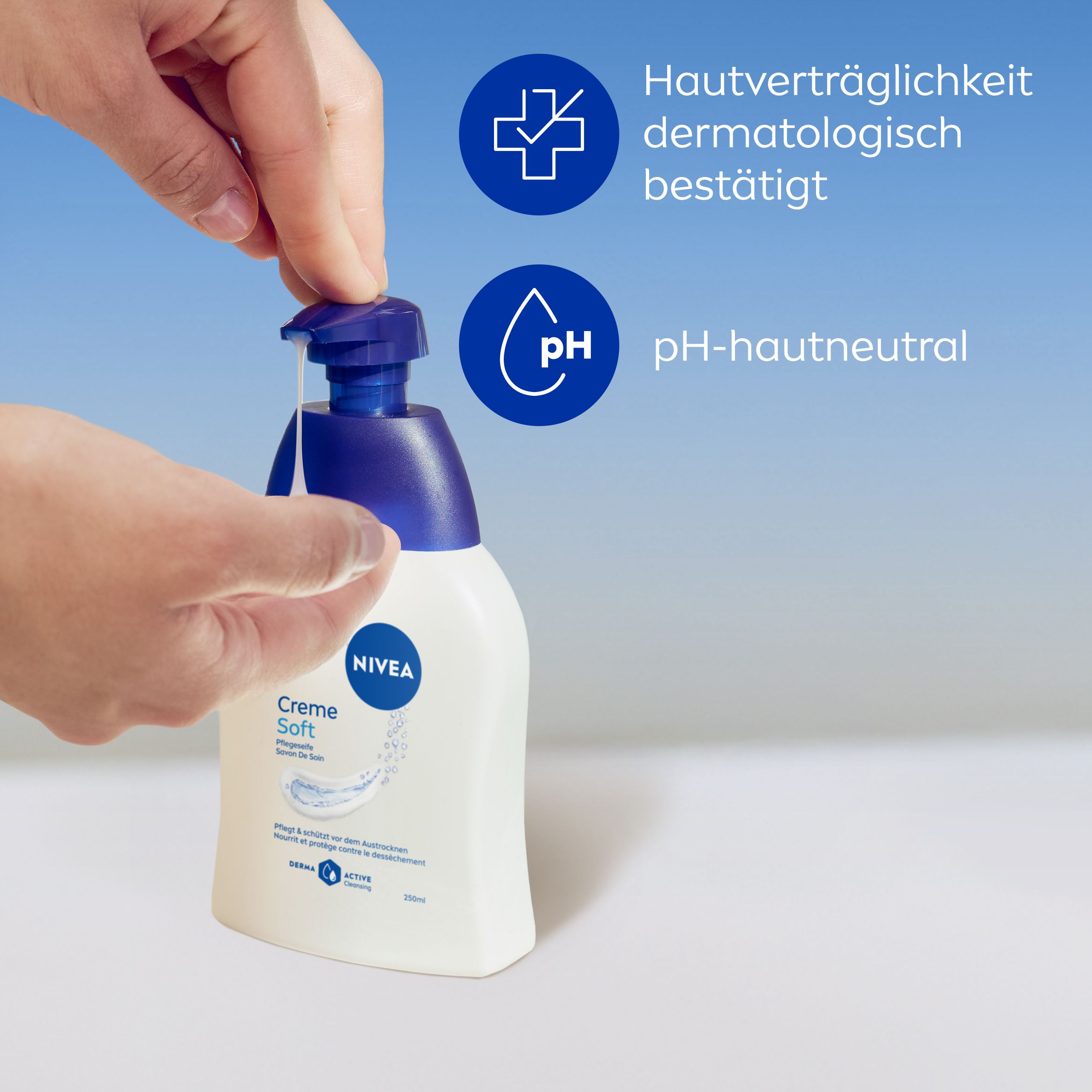 Distributeur Nivea Creme Soft avec pompe bleue. Testé dermatologiquement, pH neutre pour la peau.