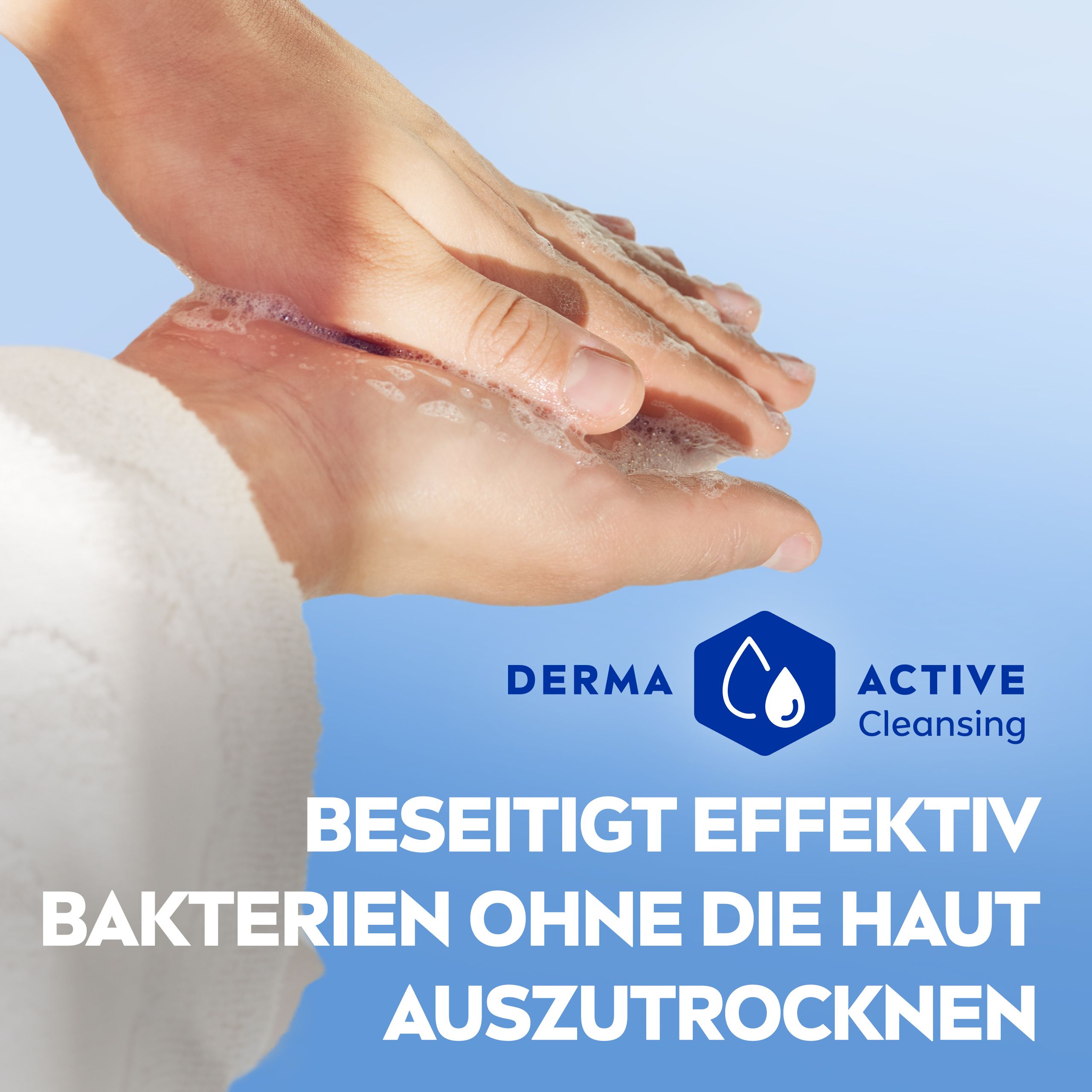 Mains lavées avec de l'eau savonneuse moussante. Logo avec goutte d'eau et texte 'DERMA ACTIVE Cleansing'.