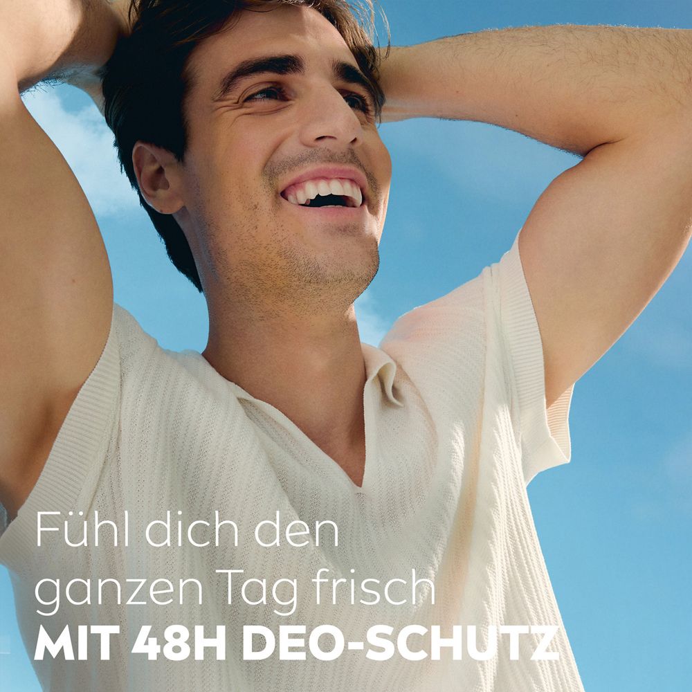 Un homme profite de la fraîcheur sous un ciel bleu avec le déodorant NIVEA MEN Fresh Active 48h.