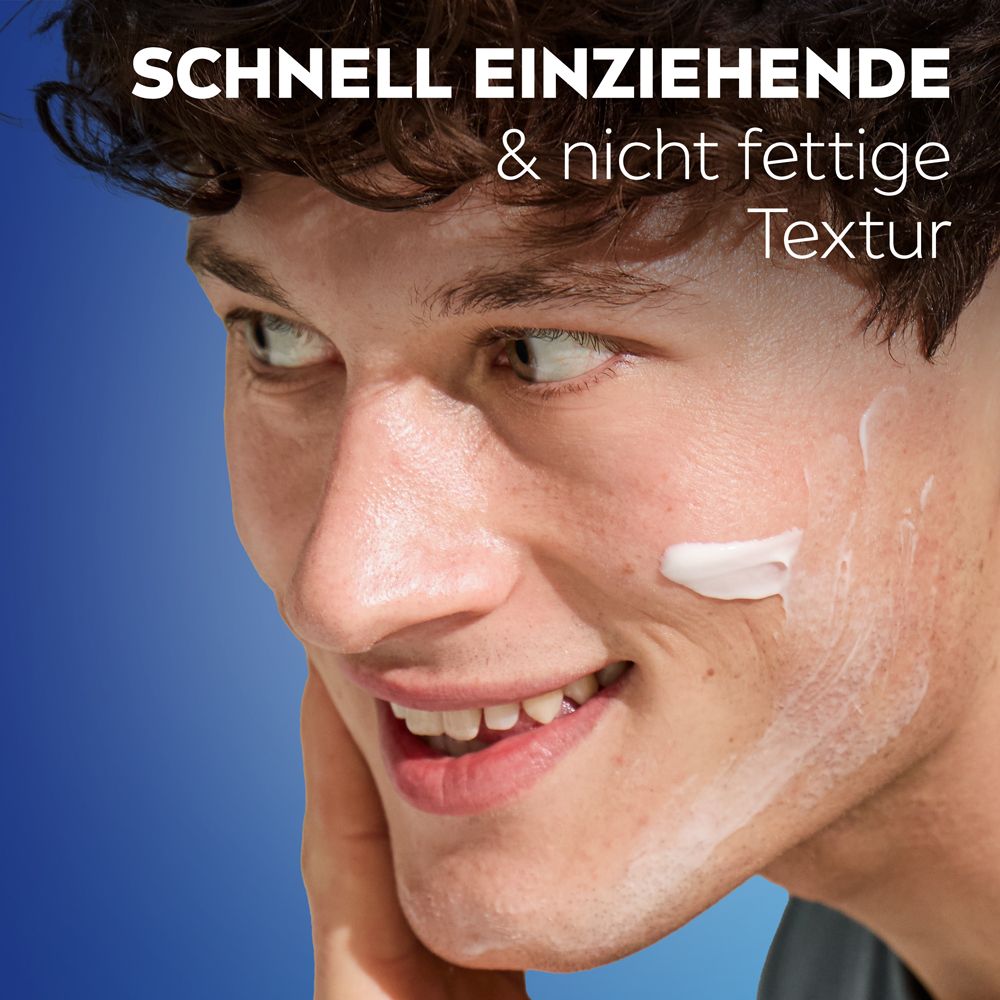 Homme appliquant la crème visage NIVEA MEN Hydro Care. Texture non grasse à absorption rapide.