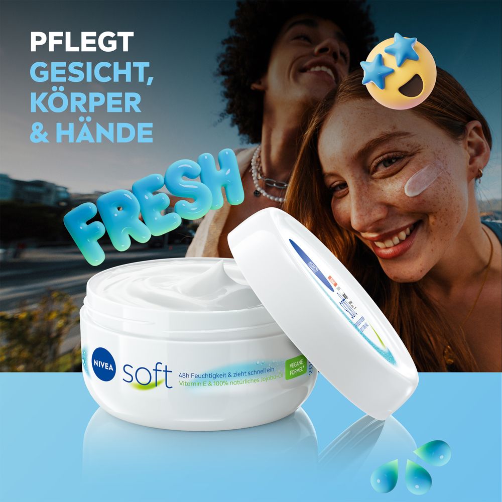 Pot de crème hydratante NIVEA Soft avec des personnes souriantes en arrière-plan. Inscription "FRESH".