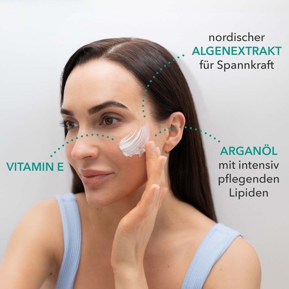 Femme avec crème sur le visage. Texte: Vitamine E, huile d'argan avec lipides, extrait d'algues nordiques pour l'élasticité.
