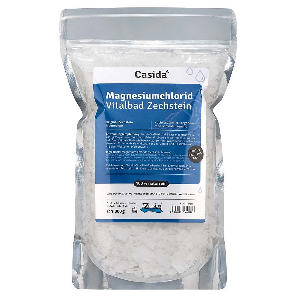 Emballage plastique transparent contenant du Casida Magnesiumchlorid Vitalbad Zechstein. Flocons blancs visibles. Étiquette bleue.