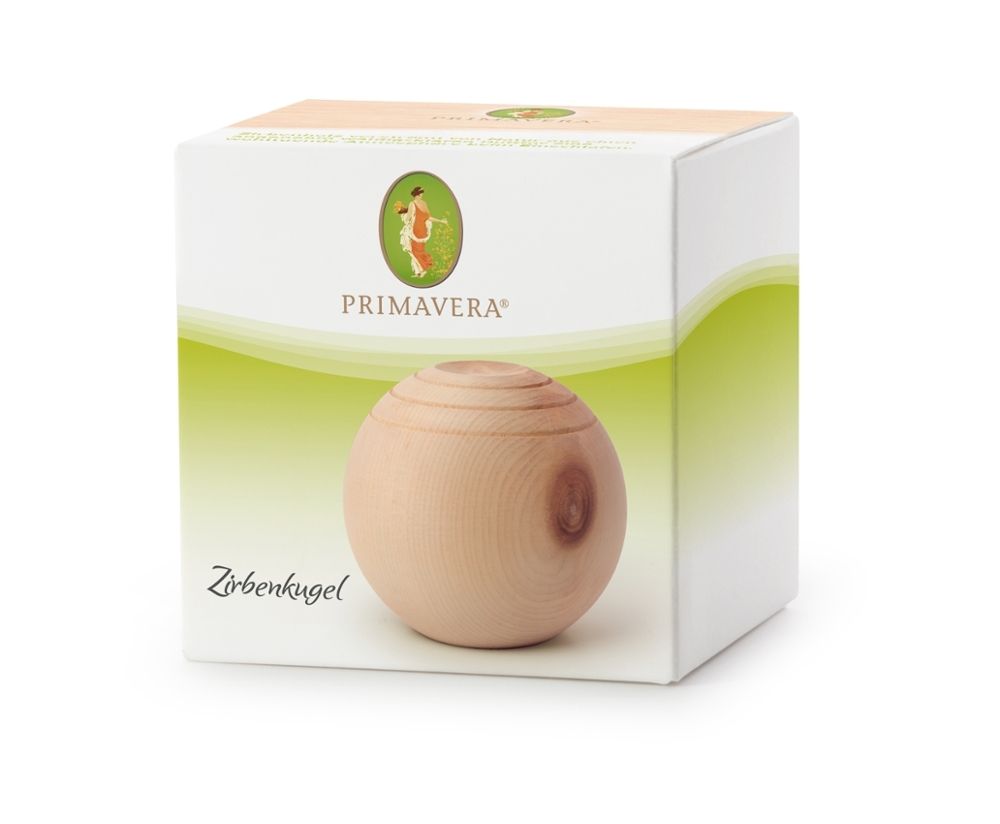 Boule en bois dans son emballage. Marque PRIMAVERA. Inscription: Zirbenkugel.