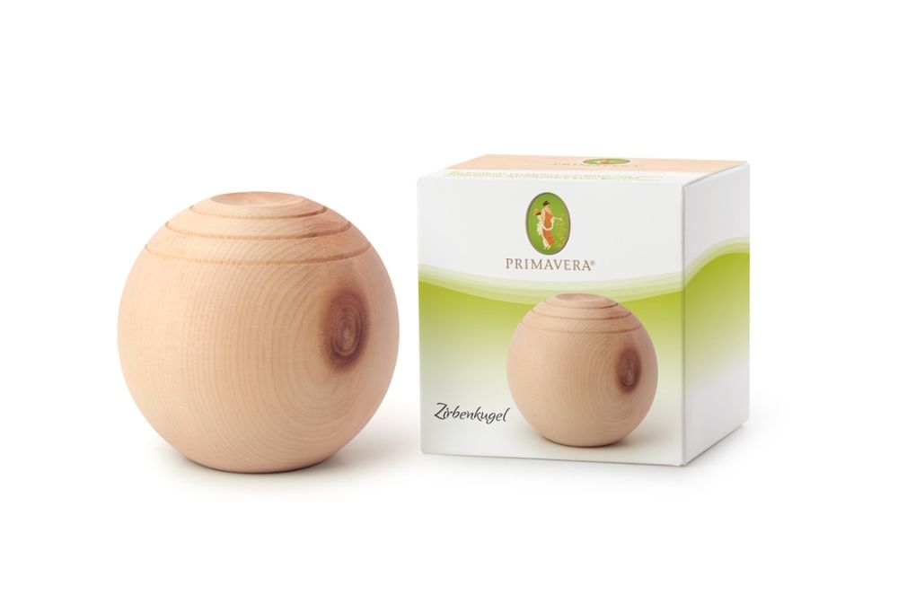 Boule en bois et emballage. Marque PRIMAVERA. Inscription: Zirbenkugel.
