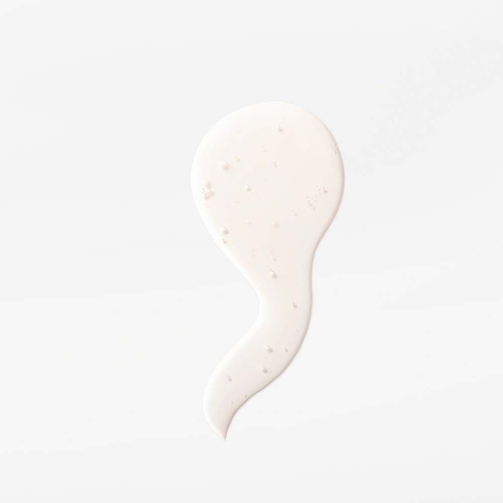 Gel blanc sur fond blanc. En forme de goutte, avec de petites particules.