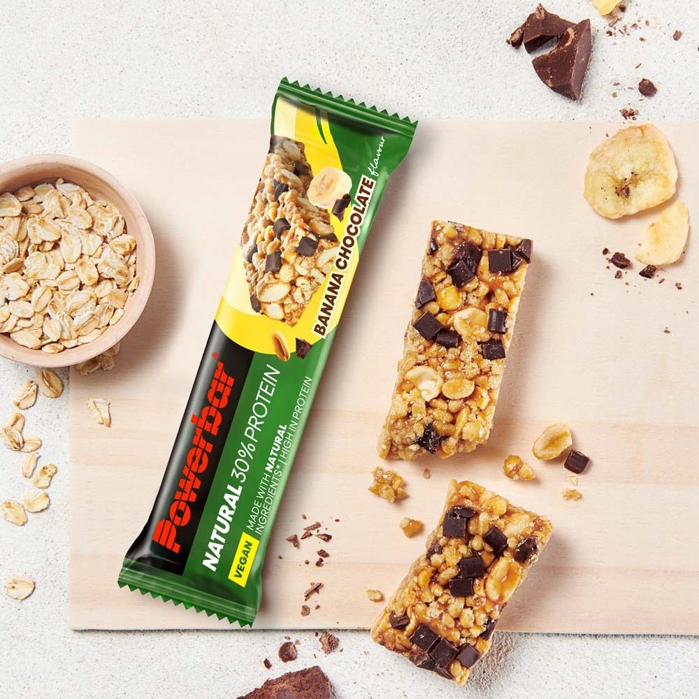 Barre Powerbar Natural Protein Banane-Chocolat avec flocons d'avoine et pépites de chocolat.