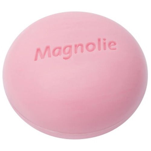 Savon rose en forme de boule. Le mot "Magnolie" est gravé.