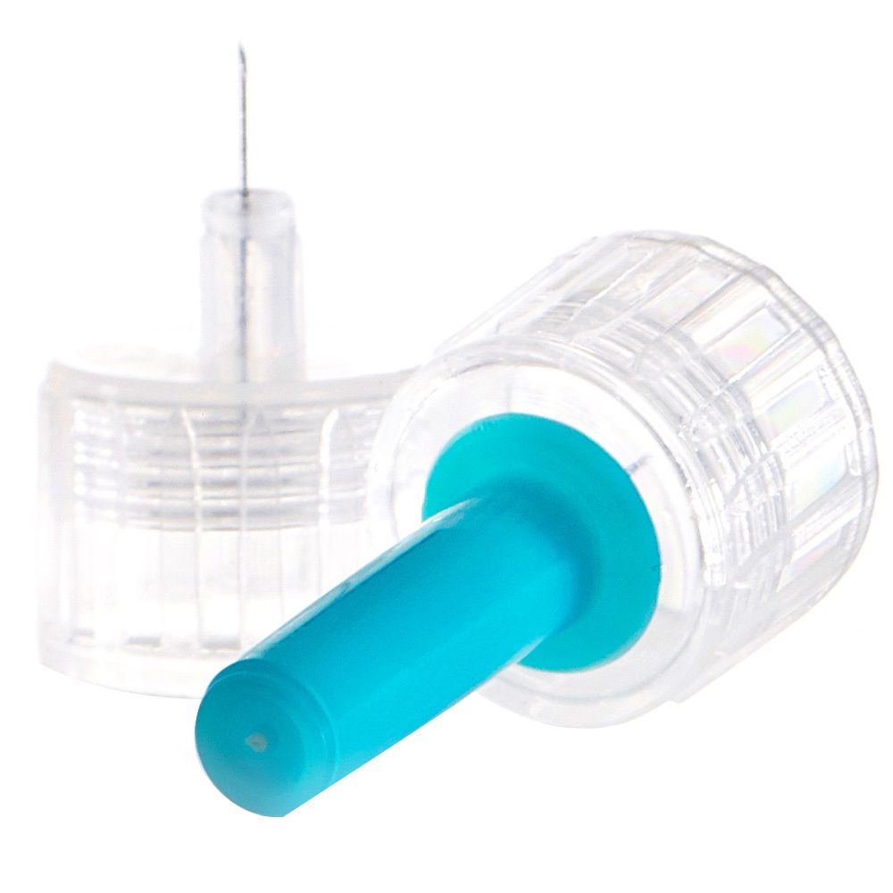 Aiguille de stylo transparente avec pointe bleue. Une aiguille est à côté. Les deux ont un corps en plastique transparent et une aiguille métallique.