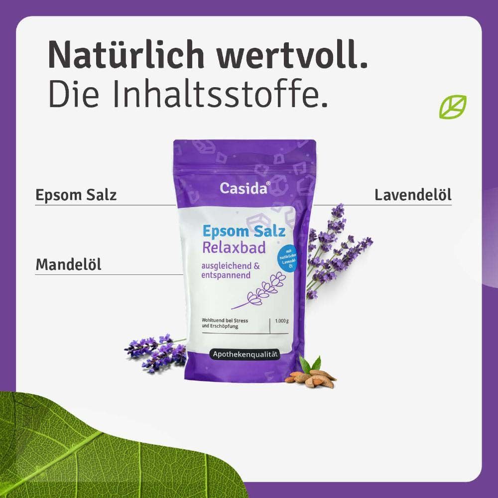 Emballage du produit dans la salle de bain. Sachet violet Epsom Salz Relaxbad sur plateau en bambou. Serviettes et plante en arrière-plan.
