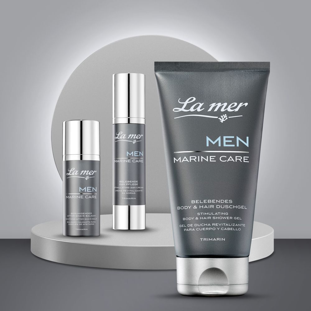 Trois produits sur un piédestal. Flacon de crème, petits flacons, tube de gel douche. Inscription : La mer, MEN MARINE CARE.