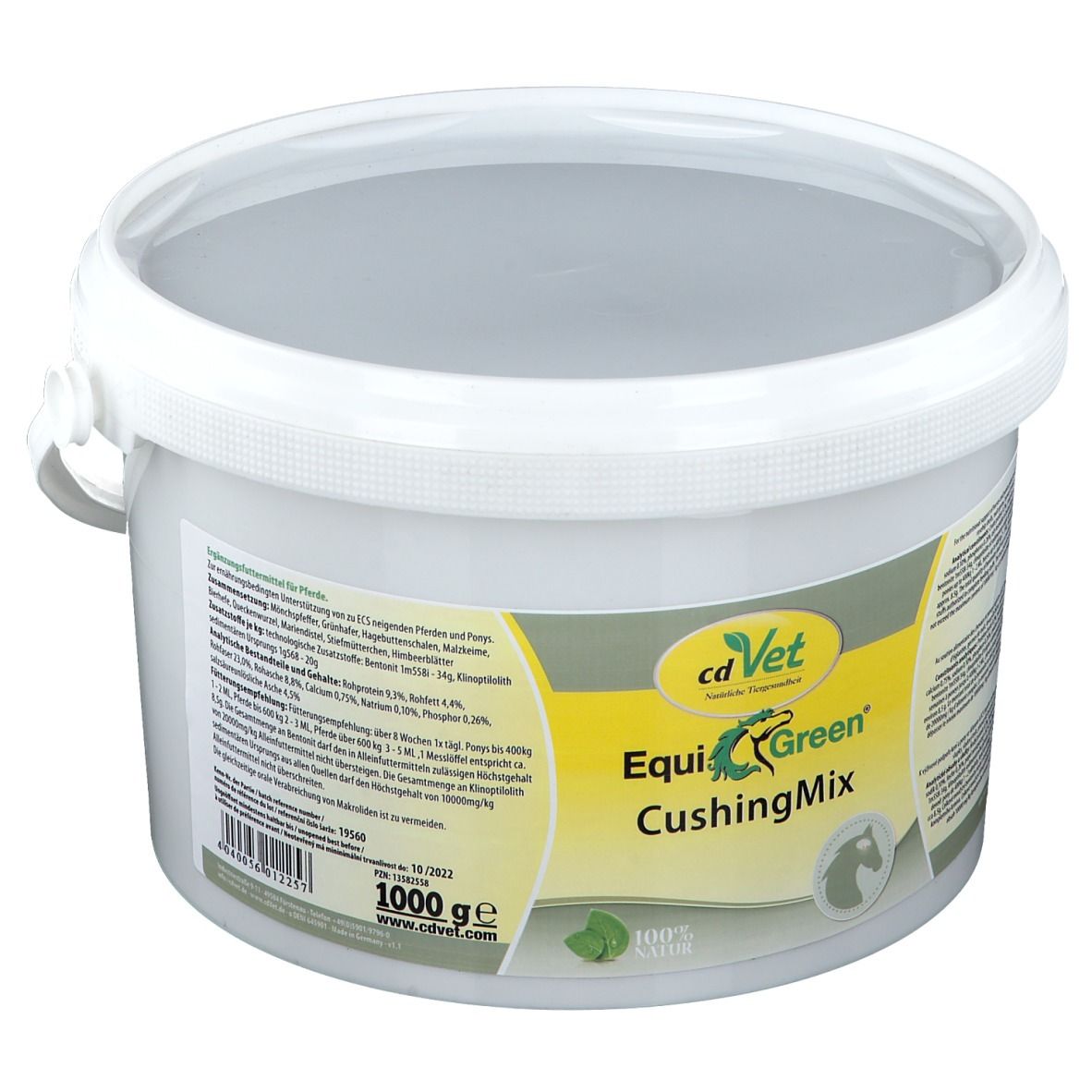 Seau blanc avec couvercle. Inscription : cdVet EquiGreen CushingMix. 1000 g. Étiquette verte et jaune avec informations sur le produit.