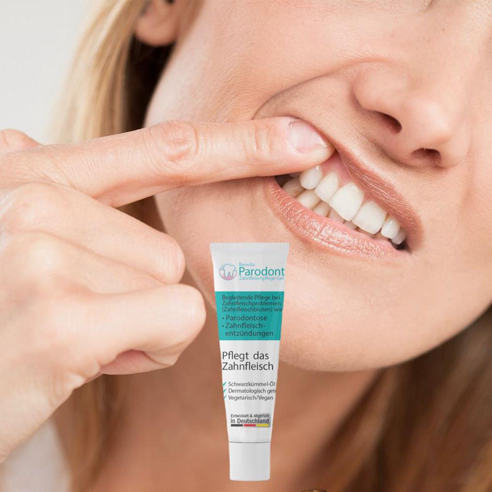 Femme montre les dents. Tube de gel Beovita Parodont. Texte: Soigne les gencives.