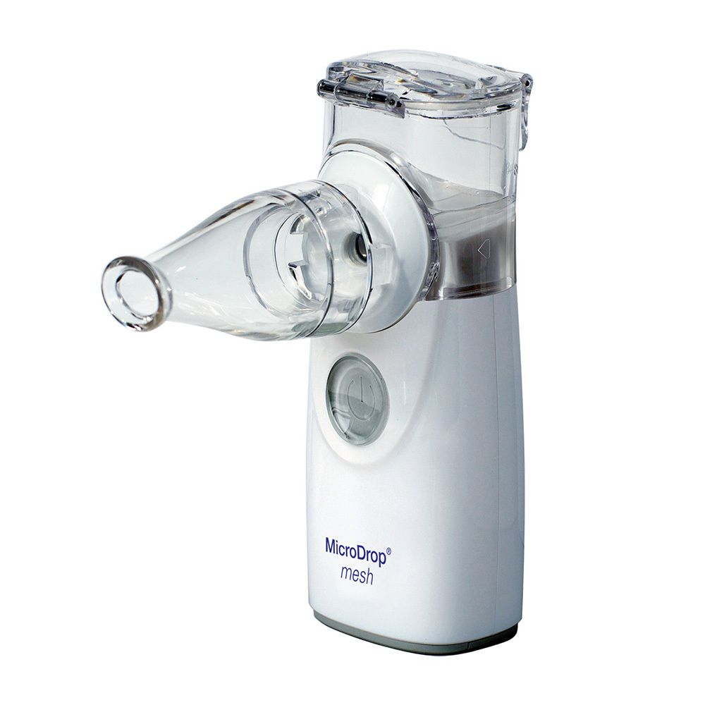 Inhalateur blanc avec embout buccal transparent. Appareil avec bouton et inscription MicroDrop mesh.