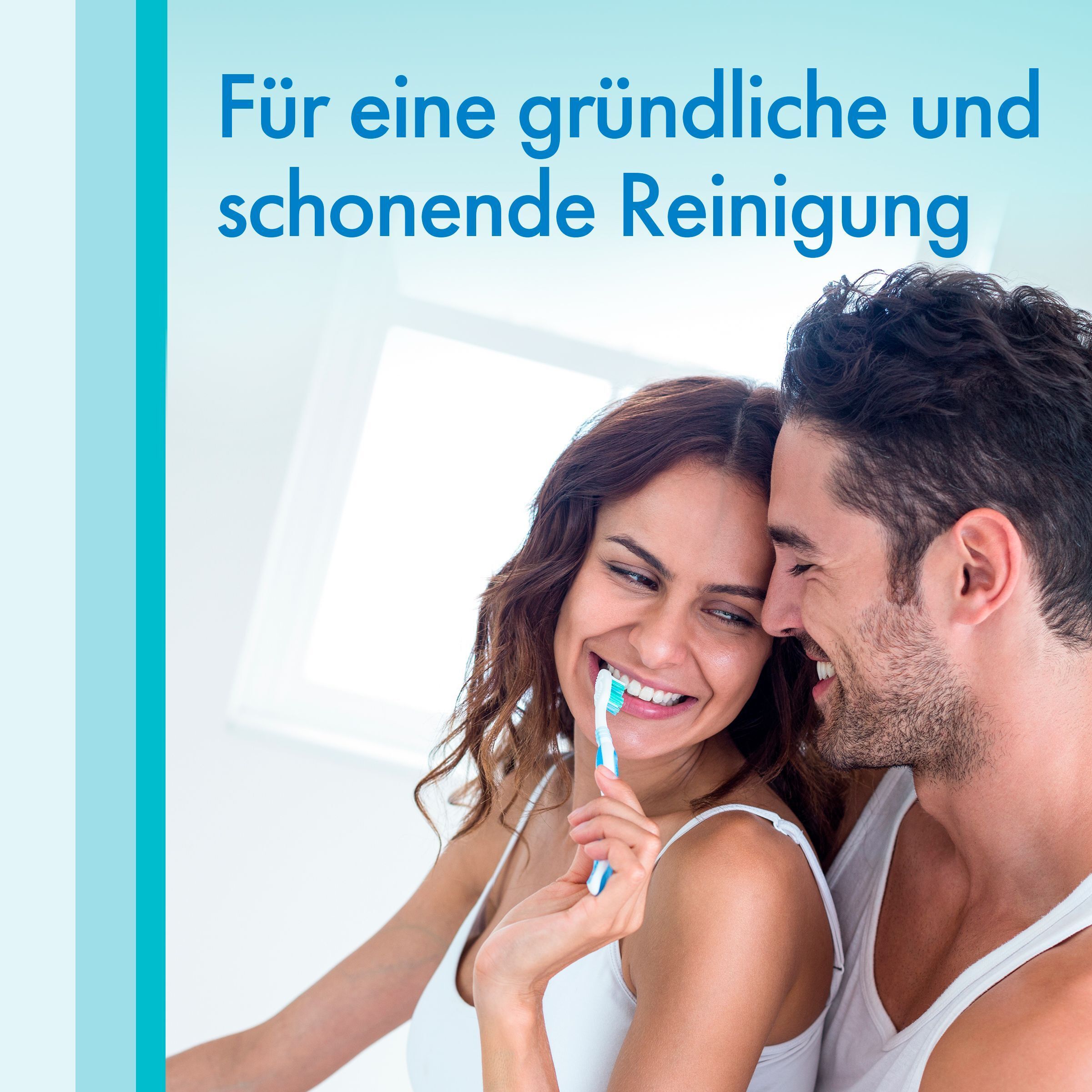 Un couple se brosse les dents. Brosse à dents avec manche bleu clair. Texte : Pour un nettoyage en profondeur et en douceur.