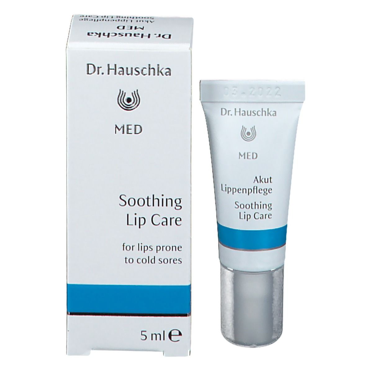 Boîte blanche avec tube. Inscriptions: Dr. Hauschka, MED, Soothing Lip Care, 5 ml. Accents bleus. Tube avec bouchon gris.